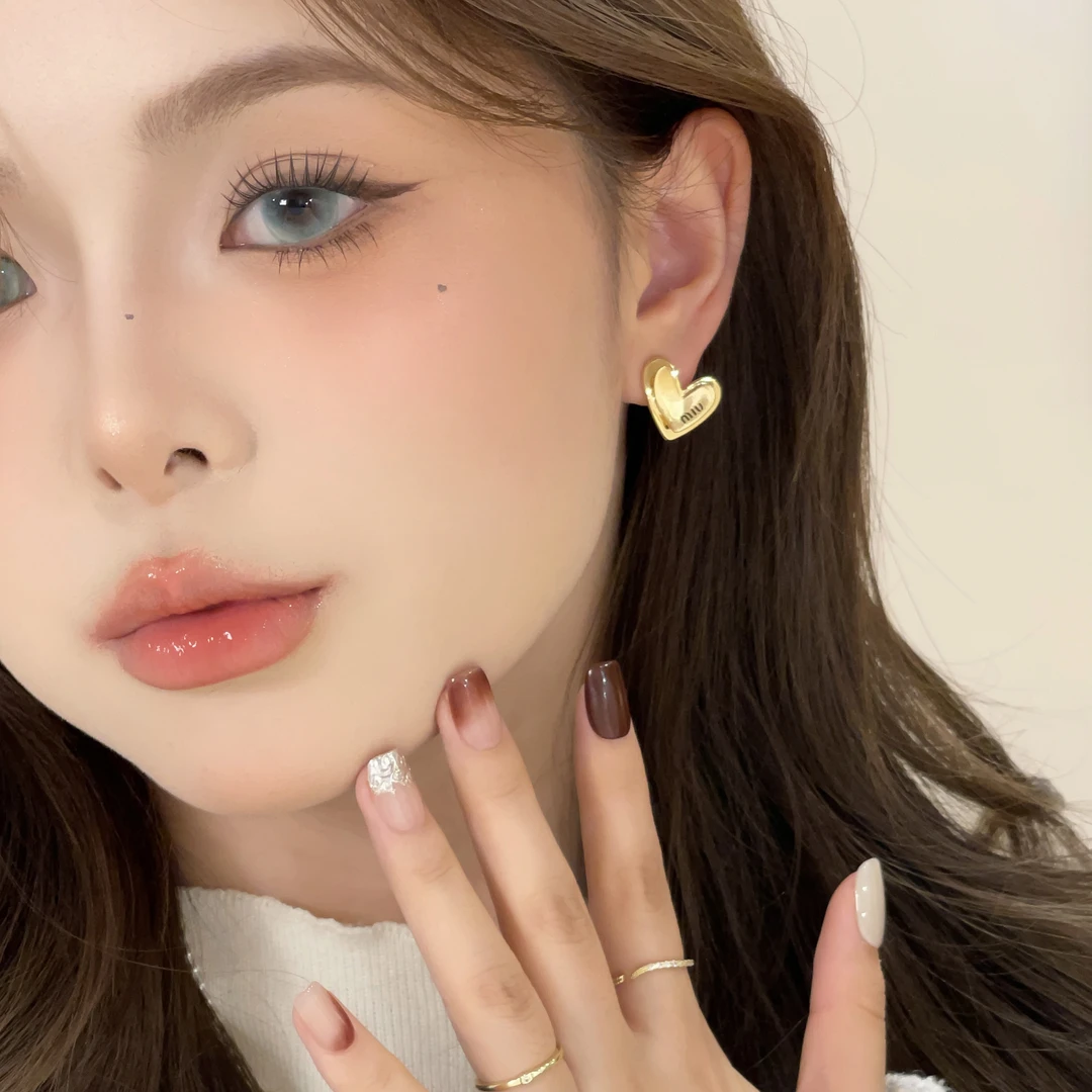 【沁汝饰品】W131金色爱心简约字母耳钉百搭气质小众轻奢感雅丹风