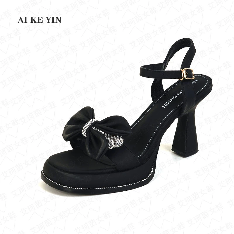 【艾珂茵】夏季新款方头厚底防水台镶钻边蝴蝶结扣一字带方根高跟鞋