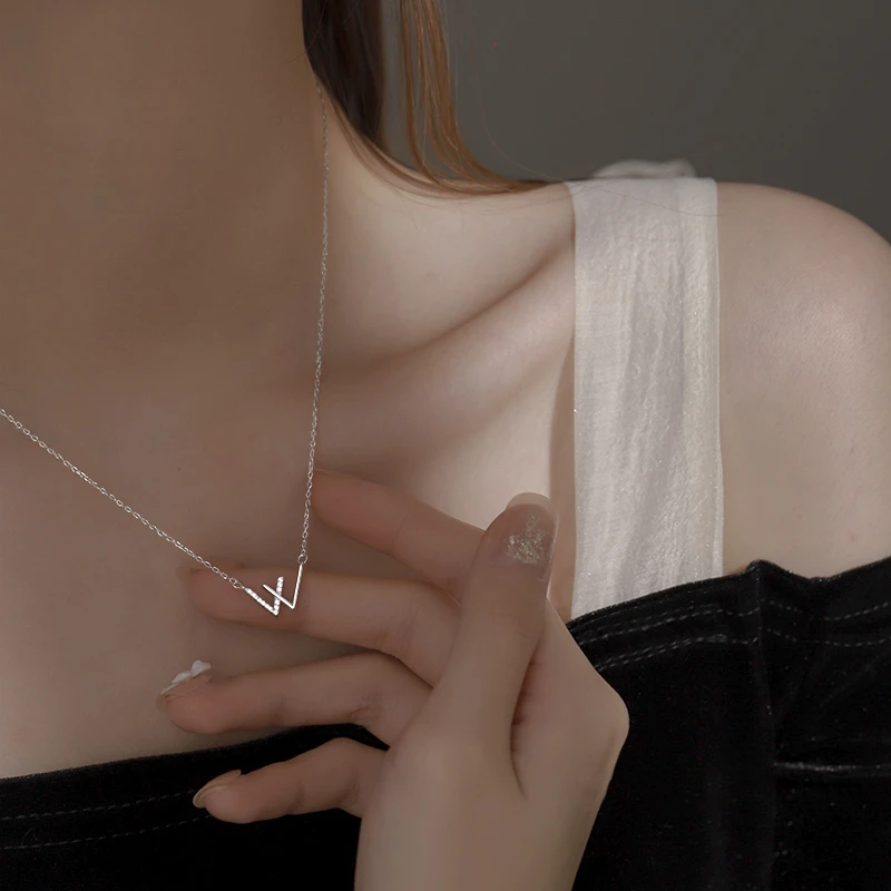 吊坠925银 W字母项链女夏轻奢小众锁骨链新年新款设计感银镀项链