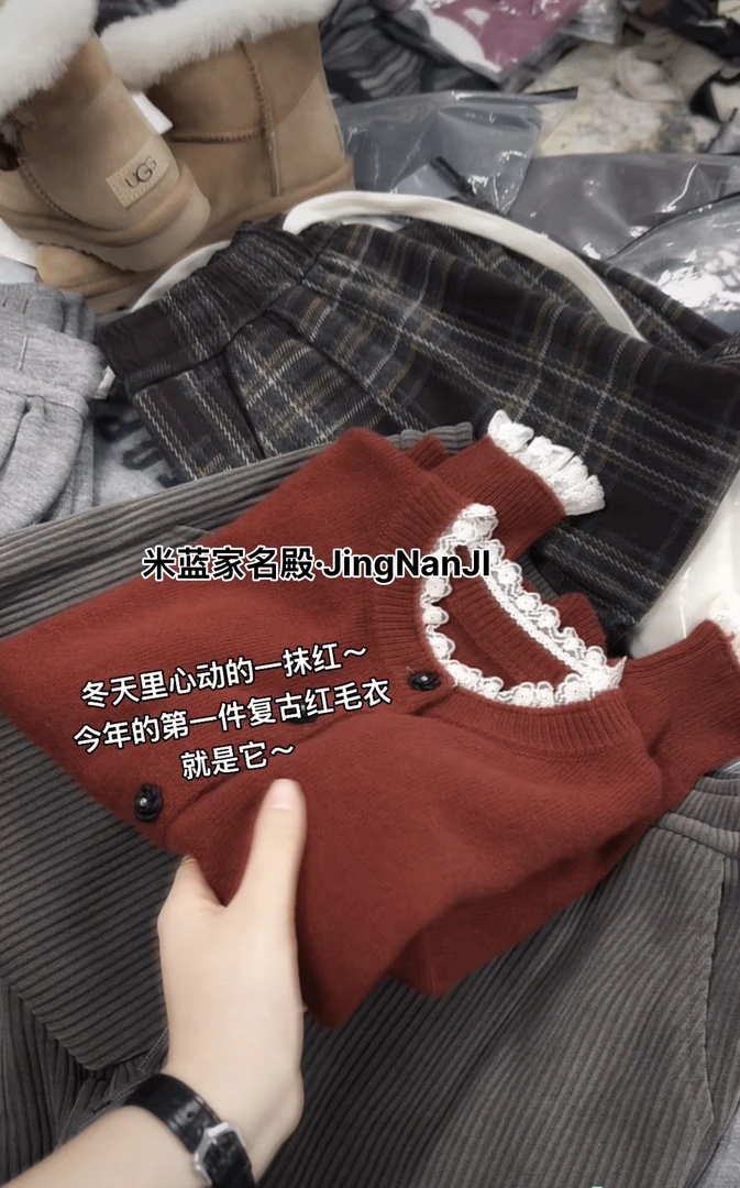 米蓝家名殿！冬天里的一抹红～今年的第一件复古红蕾丝拼接毛衣5688