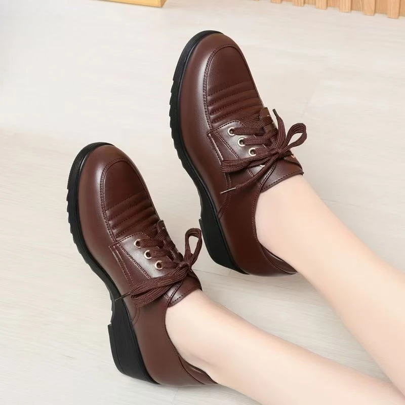 妈妈鞋春秋款真软皮软底防滑单鞋中年中老年女鞋坡跟舒适休闲皮鞋