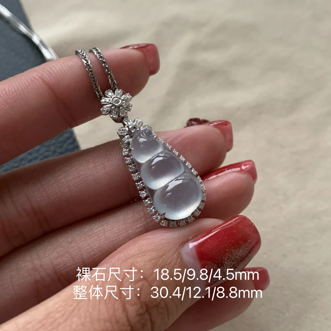 翡翠颈饰18k金镶钻高冰种水起光冰透感十足翡翠四季豆吊坠