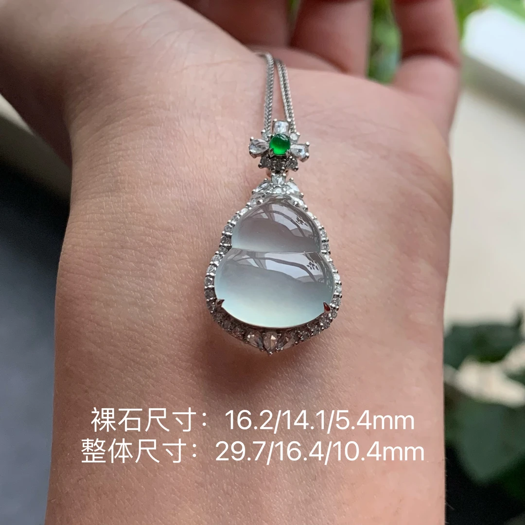 翡翠颈饰18k金镶嵌淡晴底色底子细腻纯净形体饱满翡翠葫芦吊坠