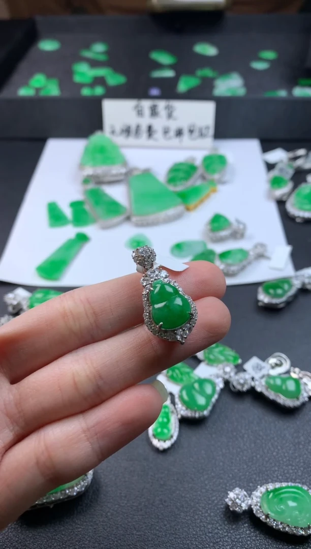 【闪购商品】翡翠颈饰银S925镶嵌葫芦