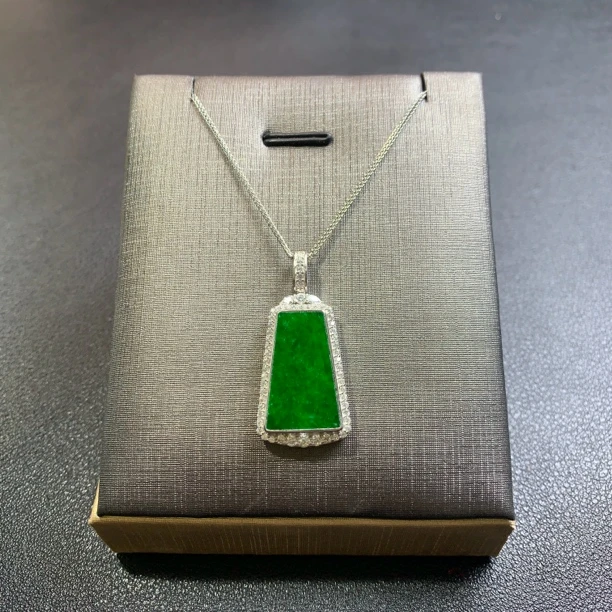 缅甸a货翡翠辣色无事牌花青料吊坠银镶显气质型围钻时尚精致坠链