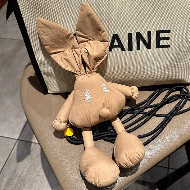 可爱兔子手机通用背夹/美拉德风斜挎挂绳可背手机壳女款创意可