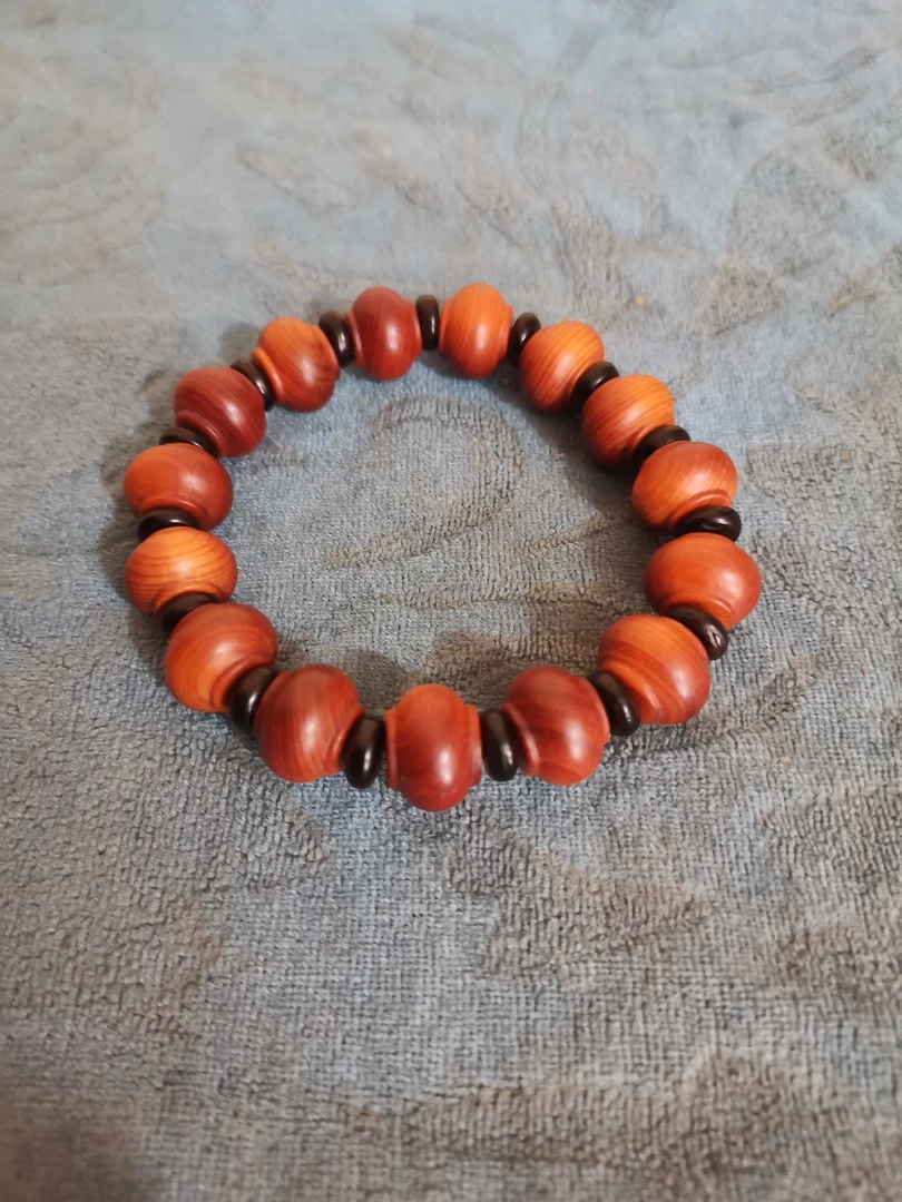 太行崖柏陈化黑油老料苹果珠手串，尺寸卡13×15颗珠串。