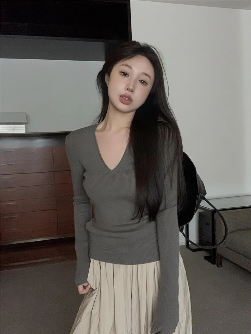 高级感气质简约深V领显瘦长袖针织衫女修身洋气内搭袖口开叉打底