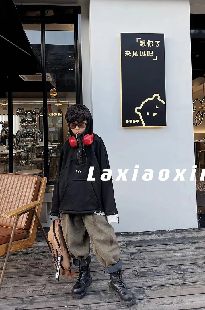 【蜡小新】定制款LXX加绒款个性拼接抽绳帽衫 模特穿140