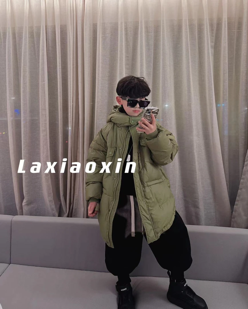 【蜡小新】【抹茶绿】高级感拉满中长款贴标羽绒服 模特穿140码，