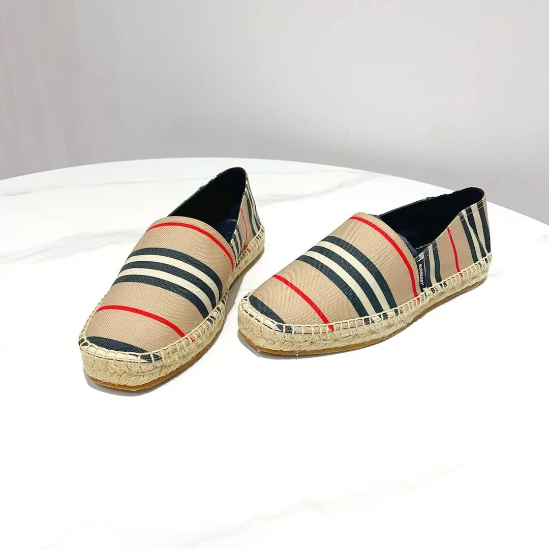 全新未使用 BURBERRY/博柏利 经典格纹 平底鞋 38码 闲置