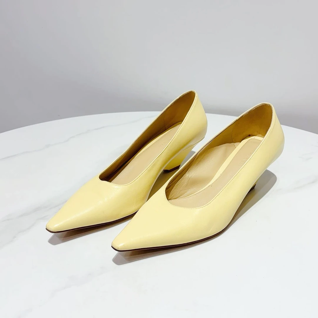 95新 BOTTEGA VENETA/葆蝶家 米黄色徽标尖头高跟鞋 女士  39码