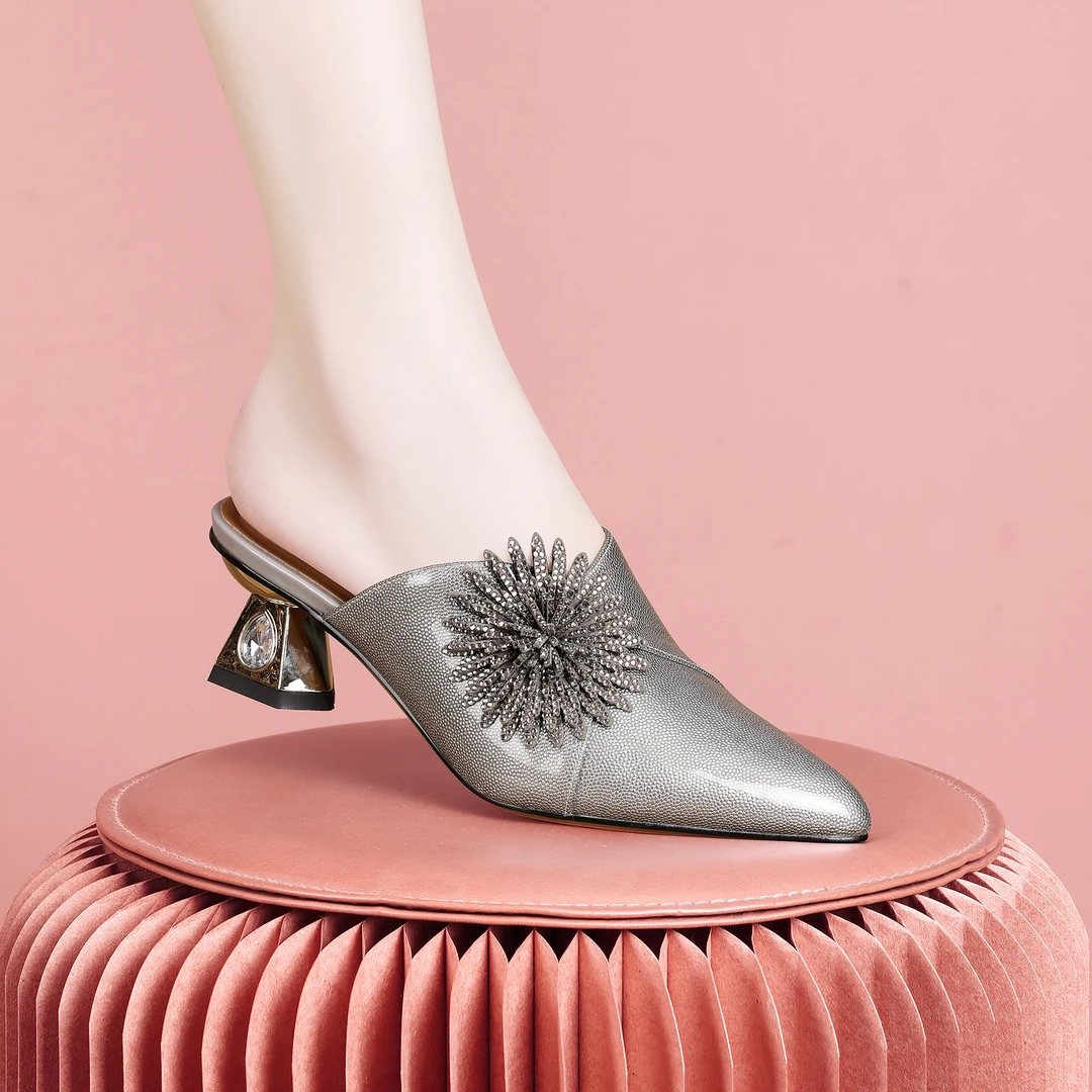 梵芮诗2024新款春夏季尖头外穿花朵装饰时尚百搭粗跟凉拖鞋-J0663