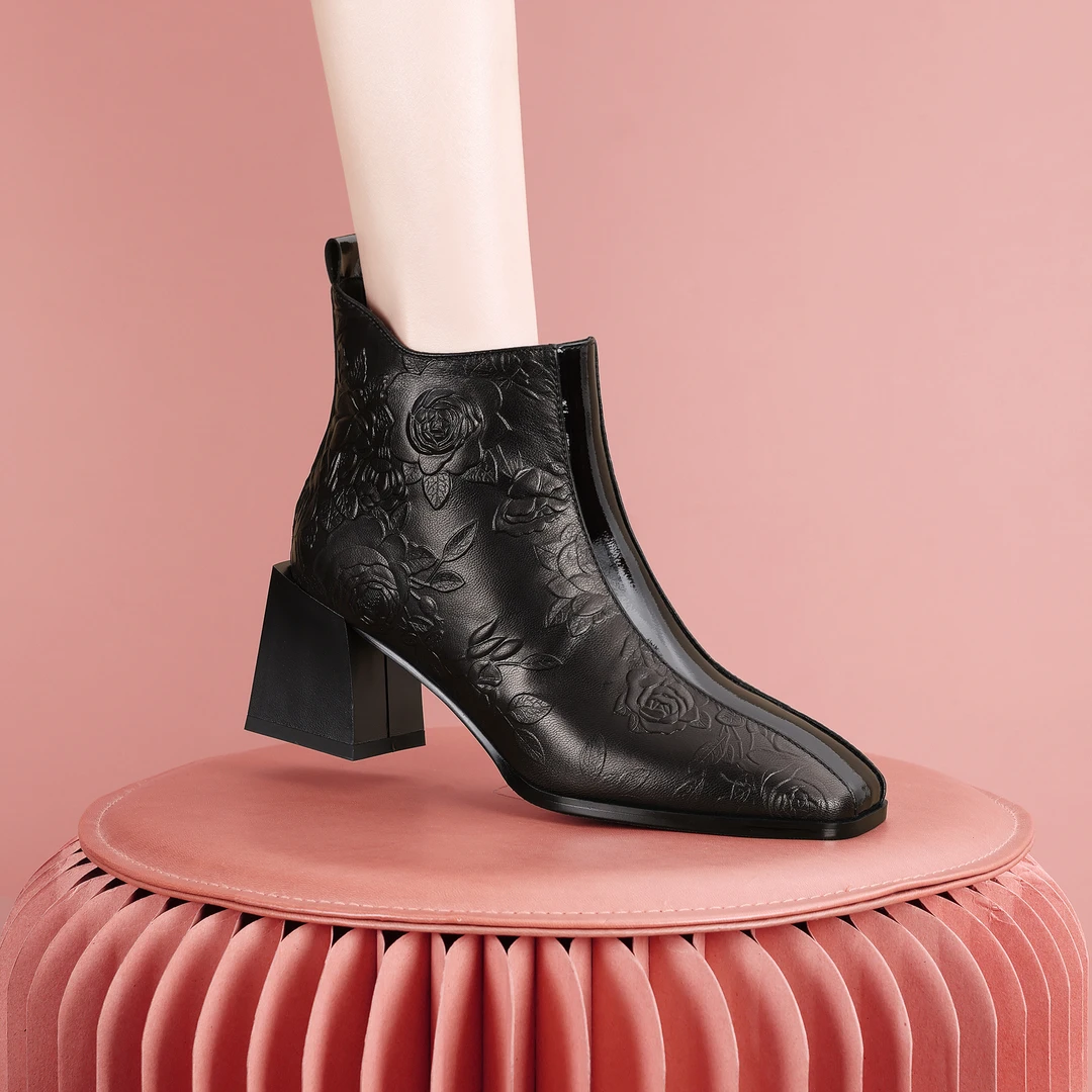 梵芮诗2024年冬季方头压花潮流洋气韩系气质穿搭粗跟短靴-J1171