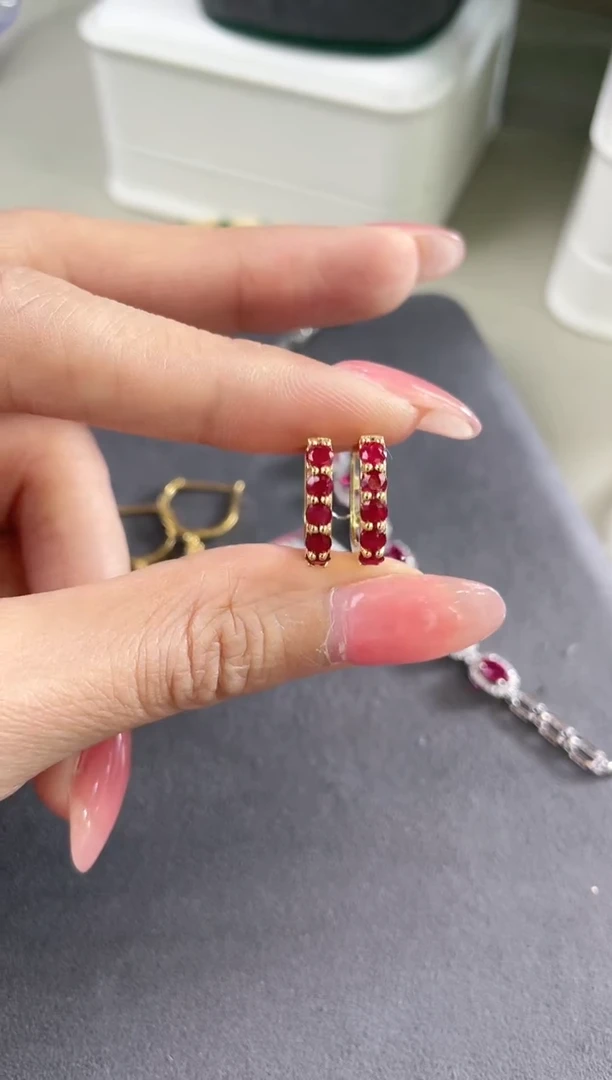 18K金镶嵌天然红宝石耳饰，K黄