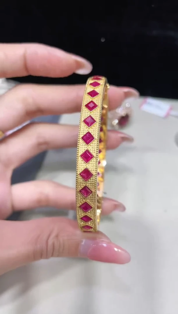 18K金镶嵌天然红宝石手镯