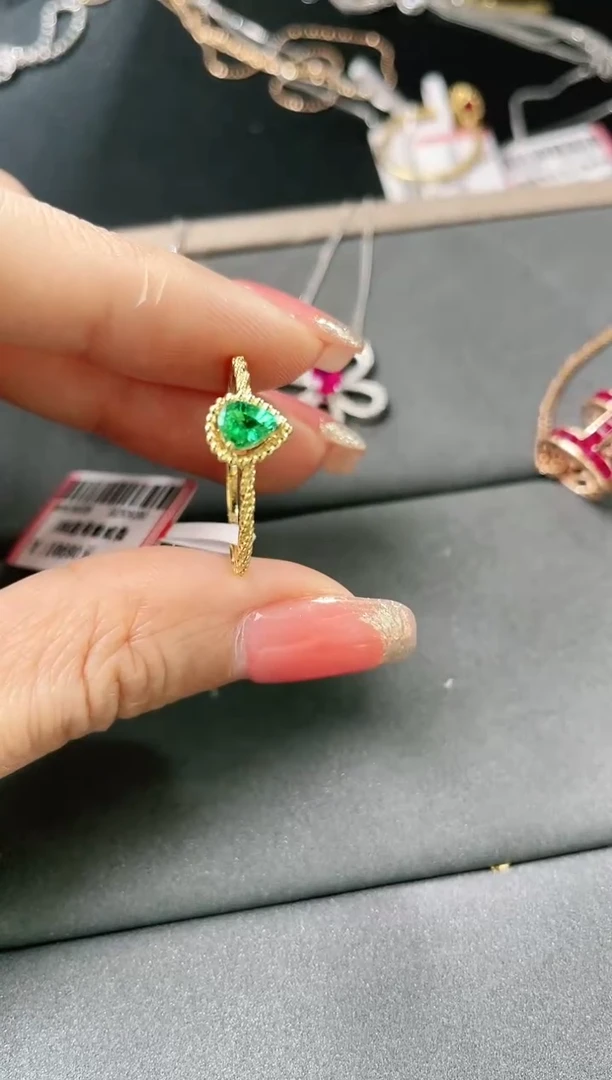 18K金镶嵌天然祖母绿戒指