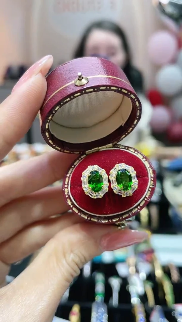 S925银镶嵌透辉石耳饰