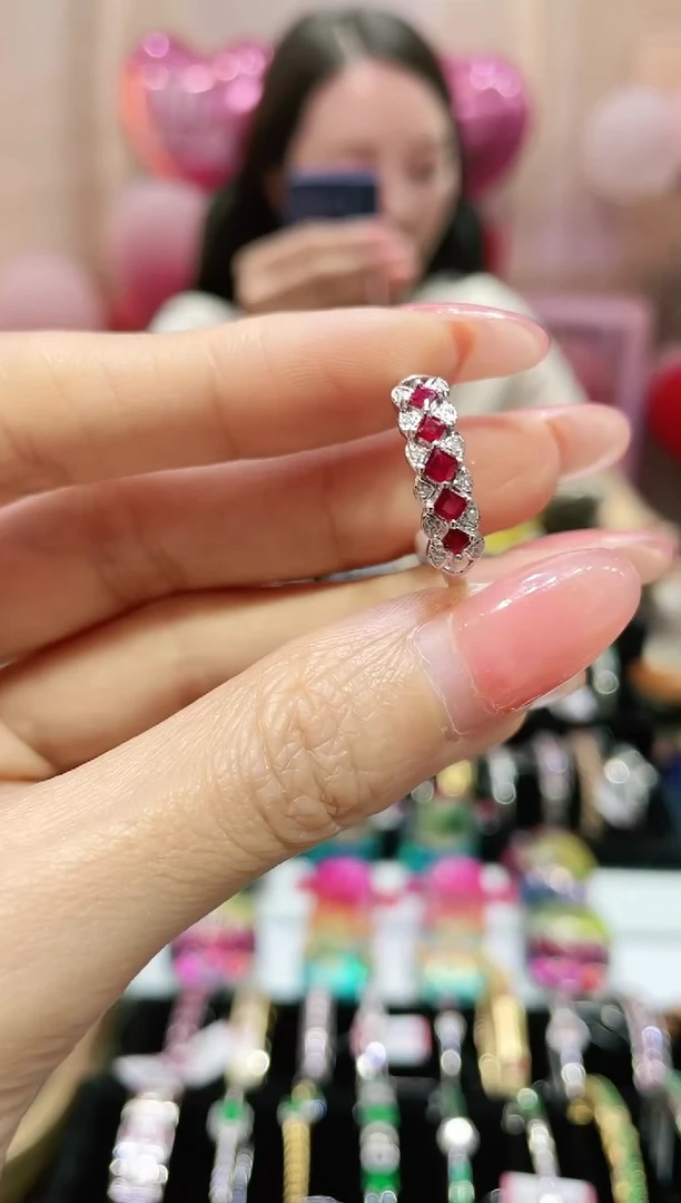 18K金镶嵌天然红宝石戒指