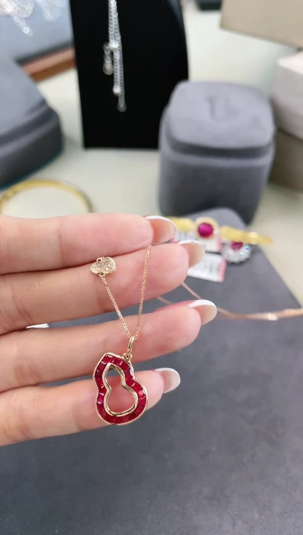 18K金镶嵌天然红宝石项链