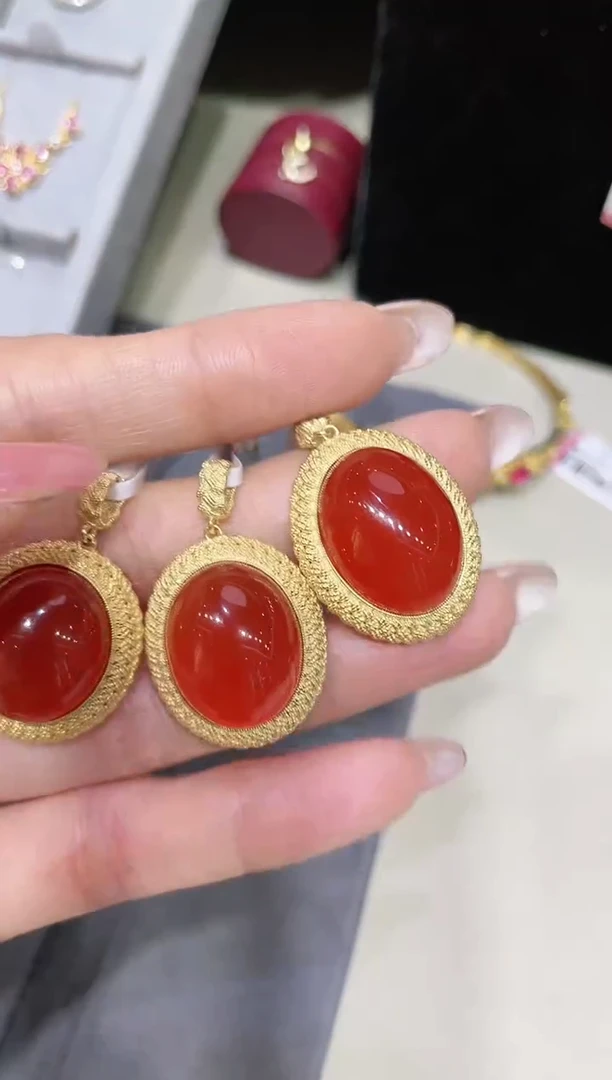 18K金镶嵌南红吊坠（不含链）多样性发其一