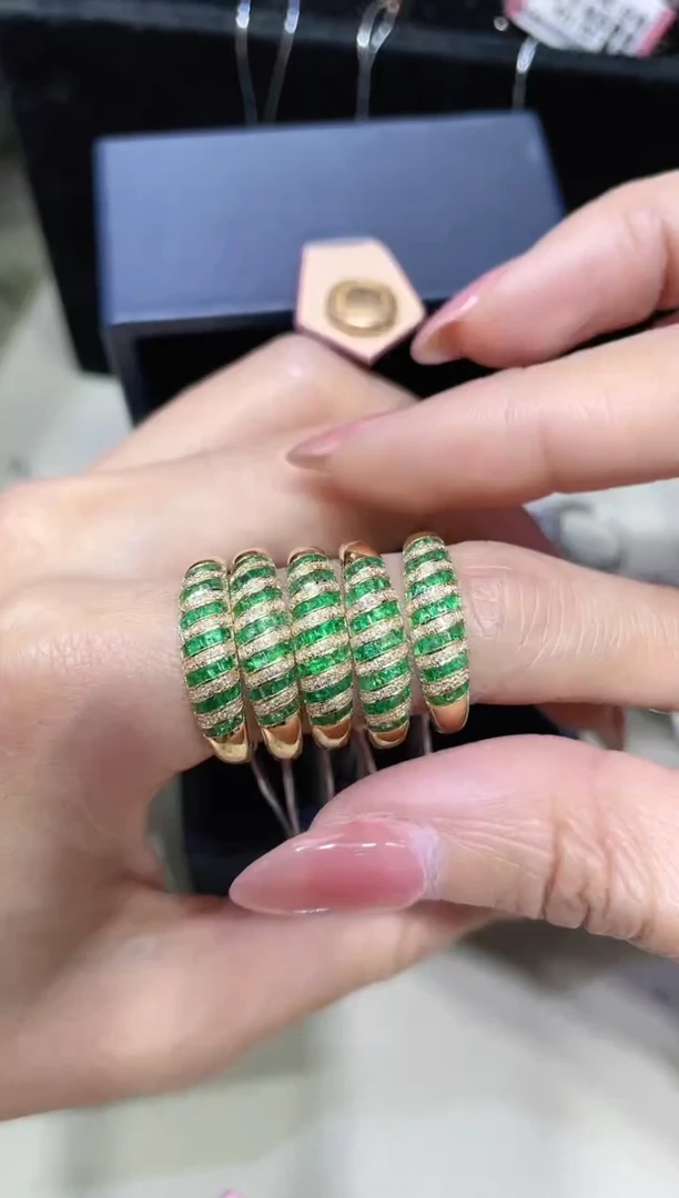 18K金镶嵌天然祖母绿戒指 多样性发其一