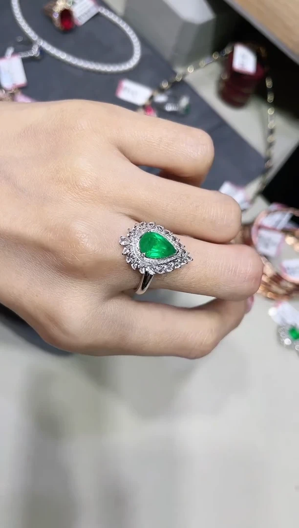 18K金镶嵌天然祖母绿戒指 约1.80ct