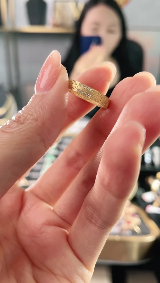 18K金镶嵌钻石戒指