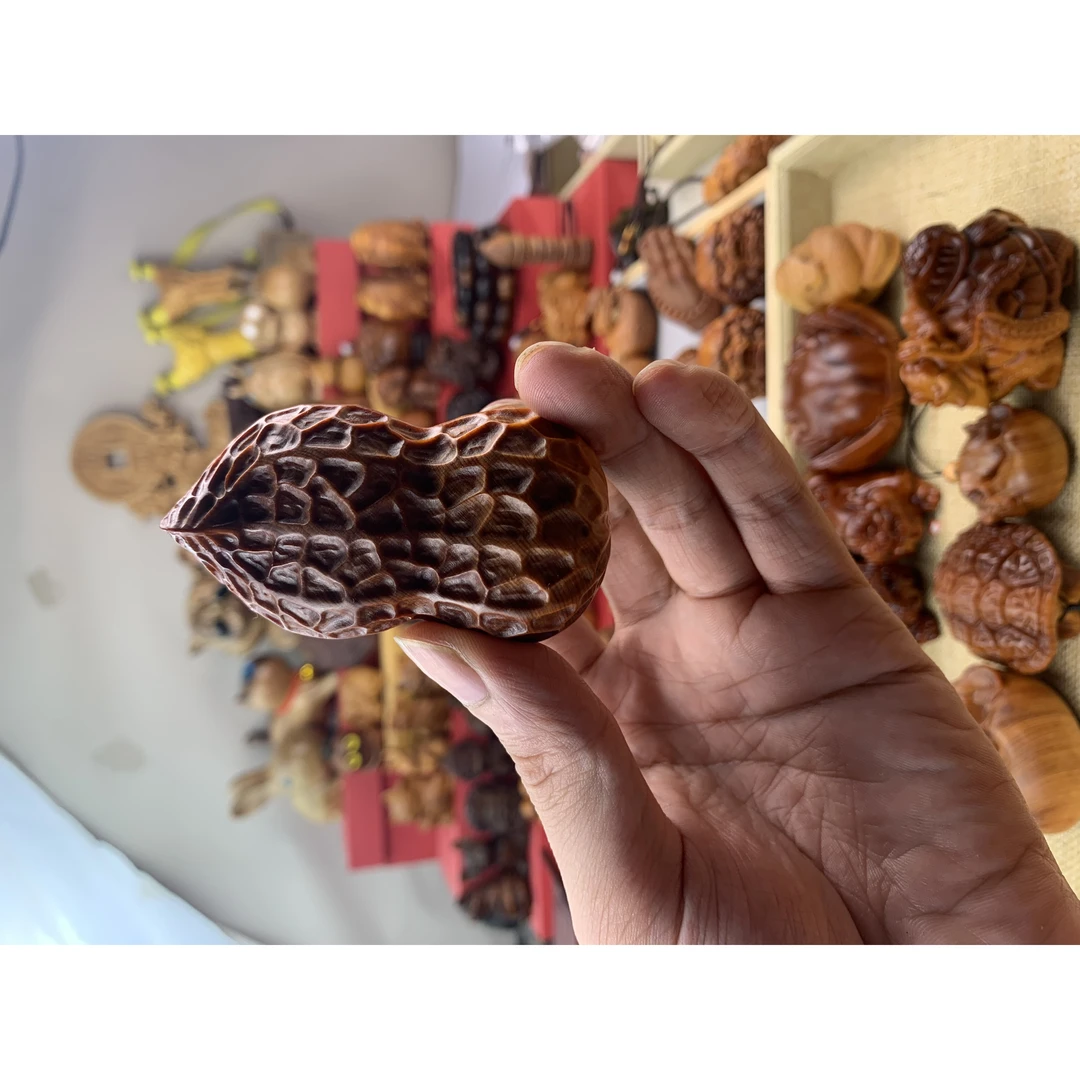 高货哦 陈化料崖柏透光花生手把件