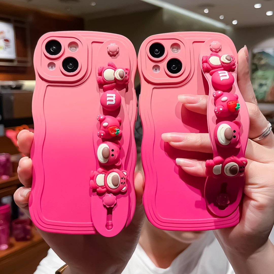(适用苹果华为)卡通草莓熊手腕带支架iPhone14硅胶13promax手机壳