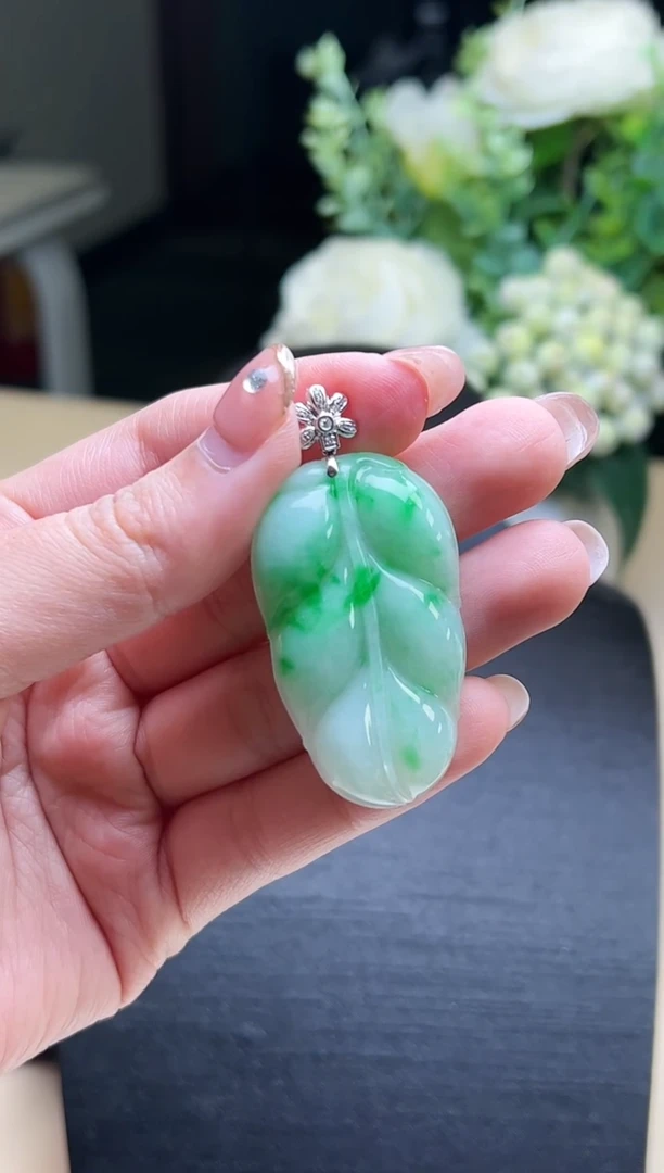 【闪购商品】翡翠颈饰18K金镶嵌叶子