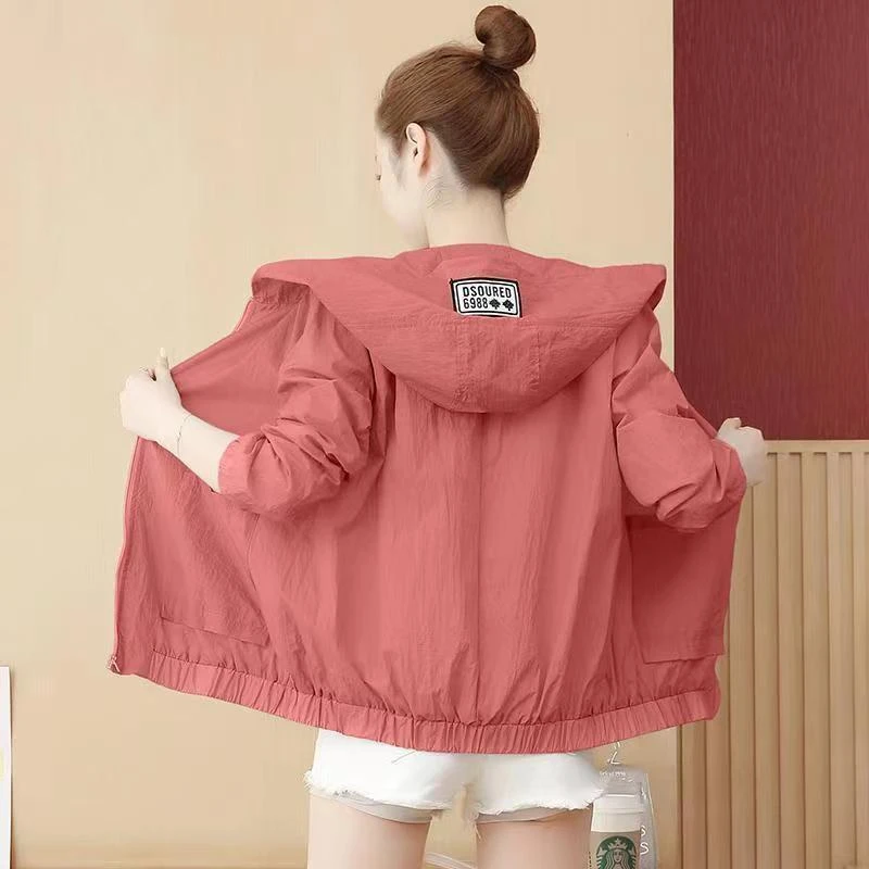 2024新款宽松大码防晒服透气薄款休闲妈妈装长袖连帽短款防晒衣女