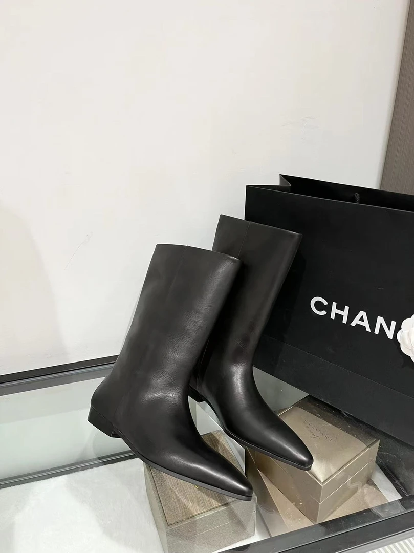 欧洲站大筒围时装靴女2025冬季新款百搭真皮平底英伦风显瘦中筒靴