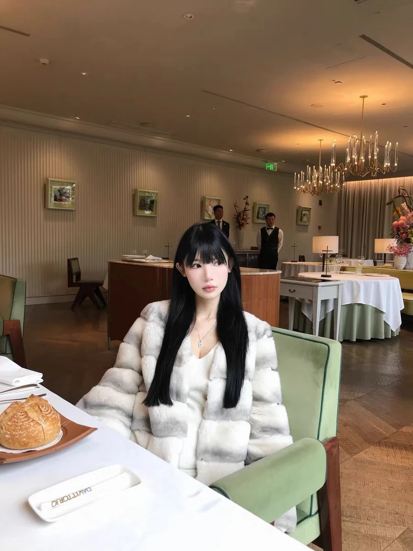 【XIEDONG】“温柔奶兔”进口獭兔毛晕染感显瘦V领皮草外套女