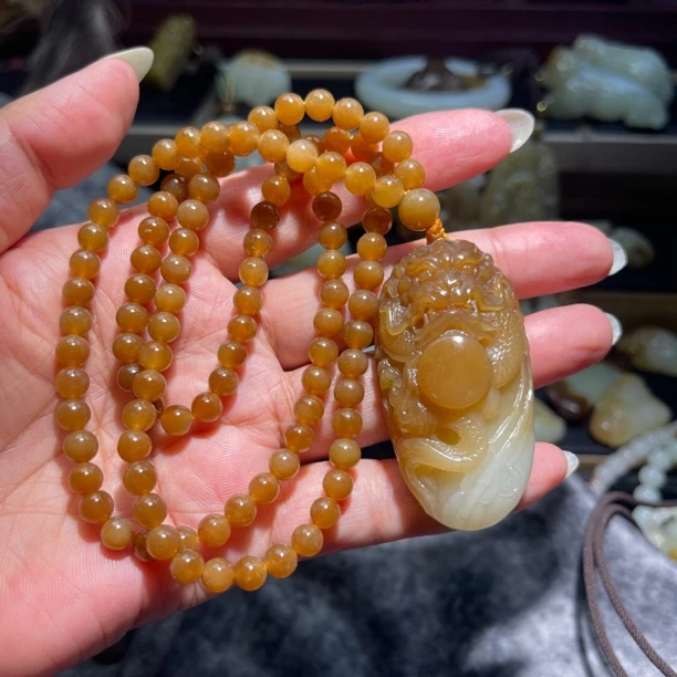 新疆且末糖白龙吊坠搭配卡六108同色糖链子