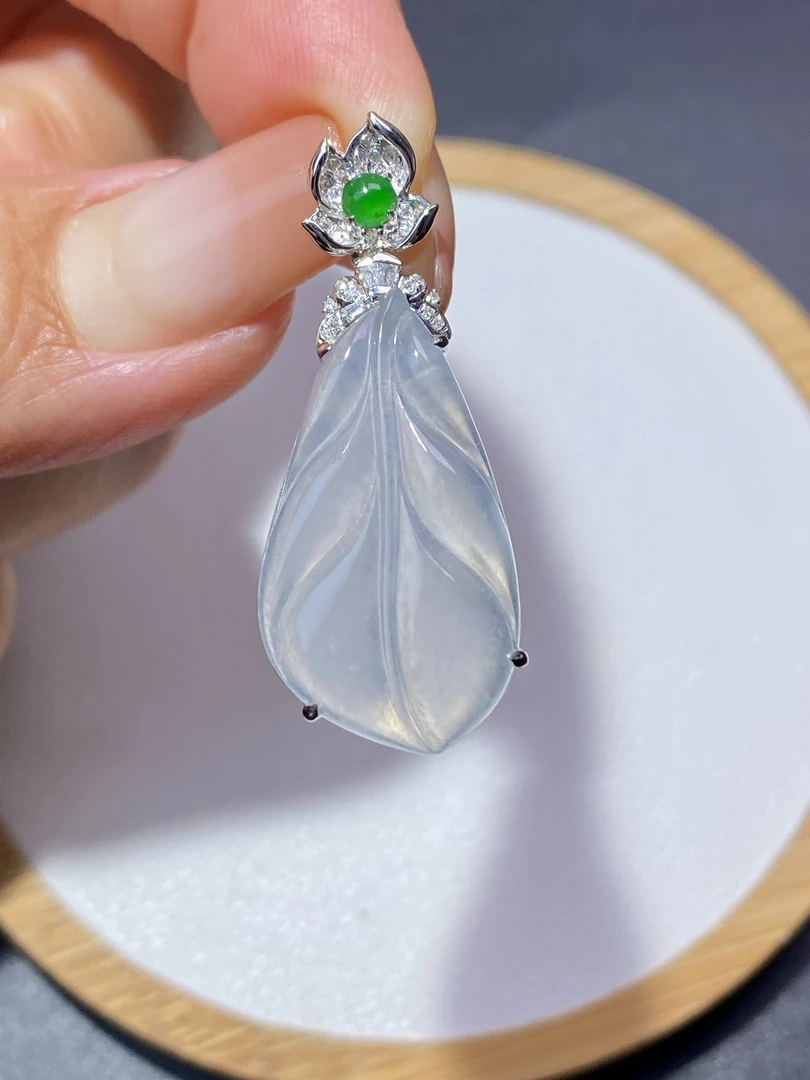 18k金镶嵌缅甸翡翠白冰随型叶子吊坠