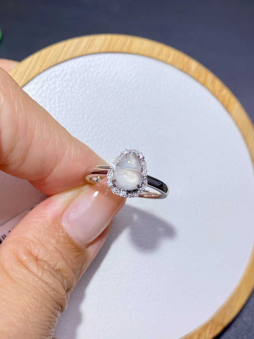 18k镶嵌缅甸翡翠冰种葫芦戒指