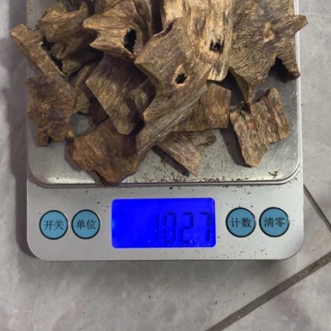 沉香木摆件老**碟奇楠块料102 克。。