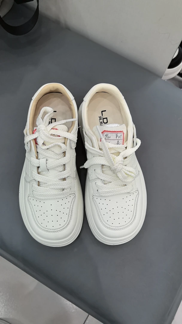 亮点女人新款平跟特大码女鞋单鞋小白鞋