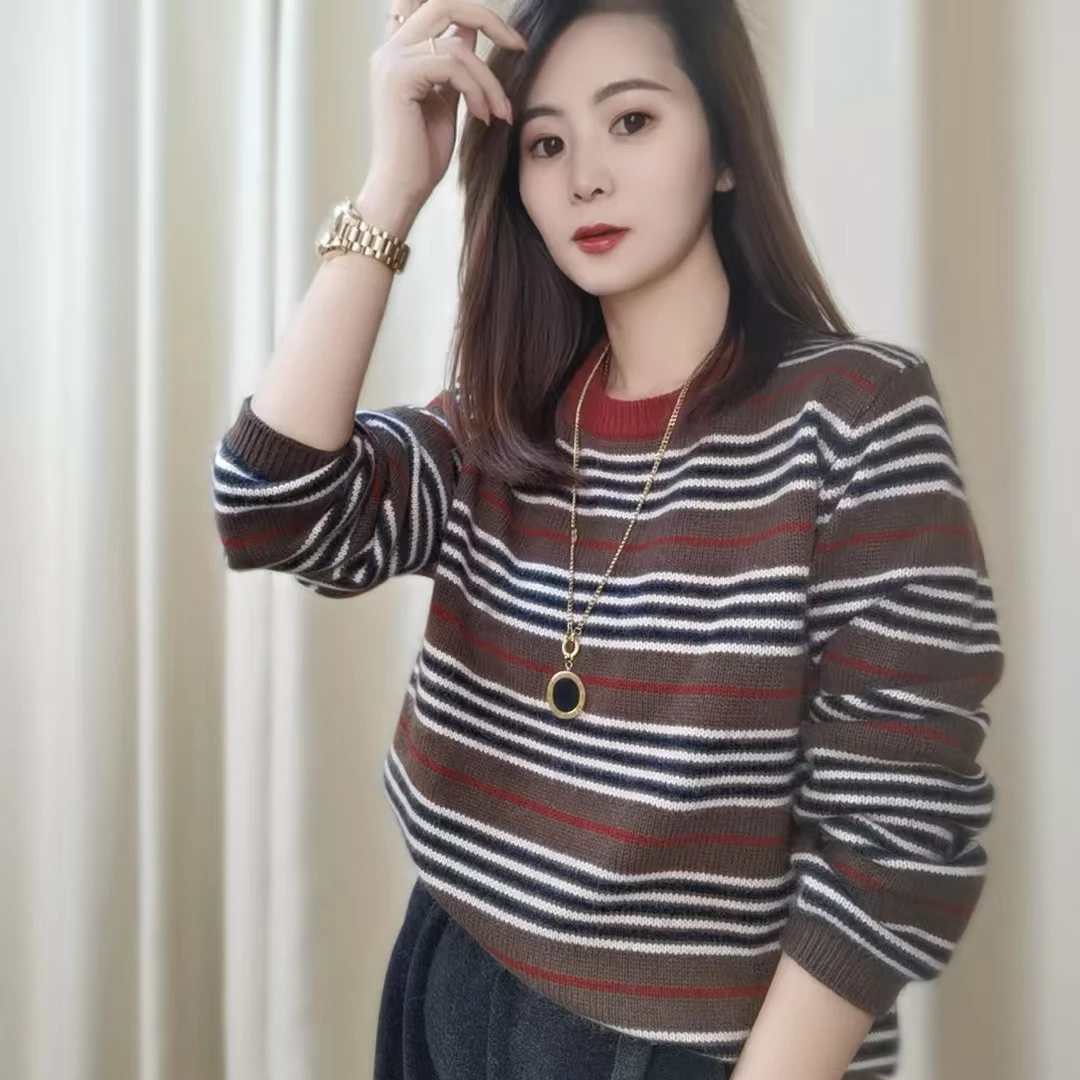 2024冬季时尚减龄女士时尚减龄条纹毛衣