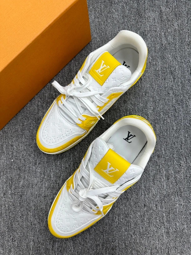 43 lv trainer 白黄压纹满印 全新原盒