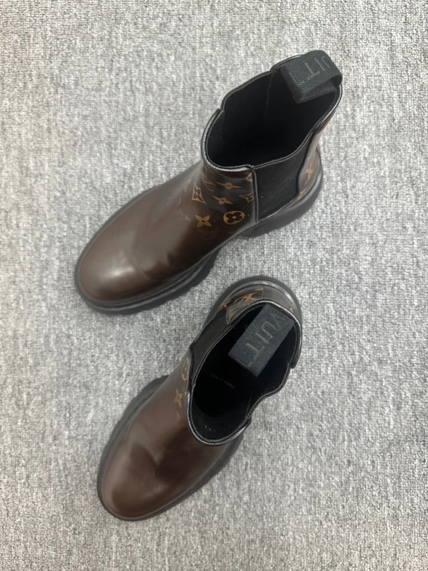 40 lv 老花切尔西靴 95新