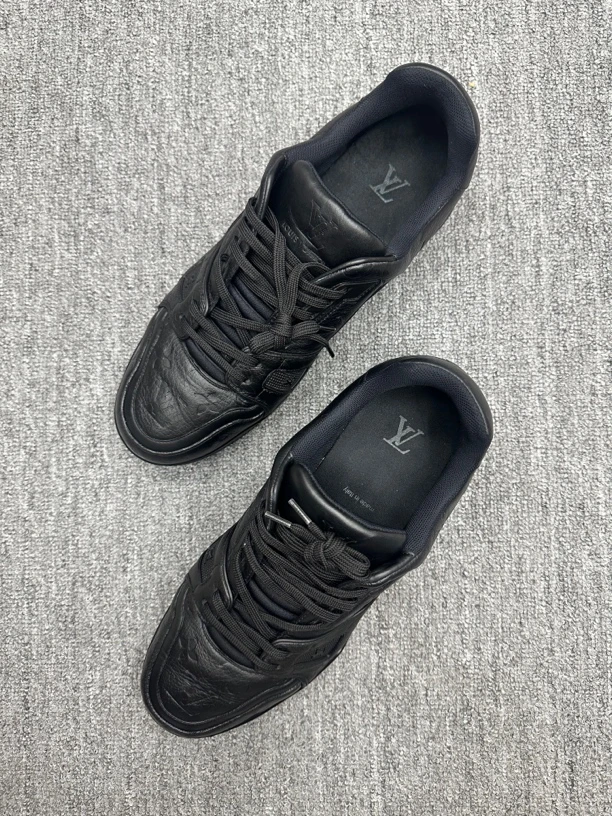 43 lv trainer 黑色压纹板鞋 95新