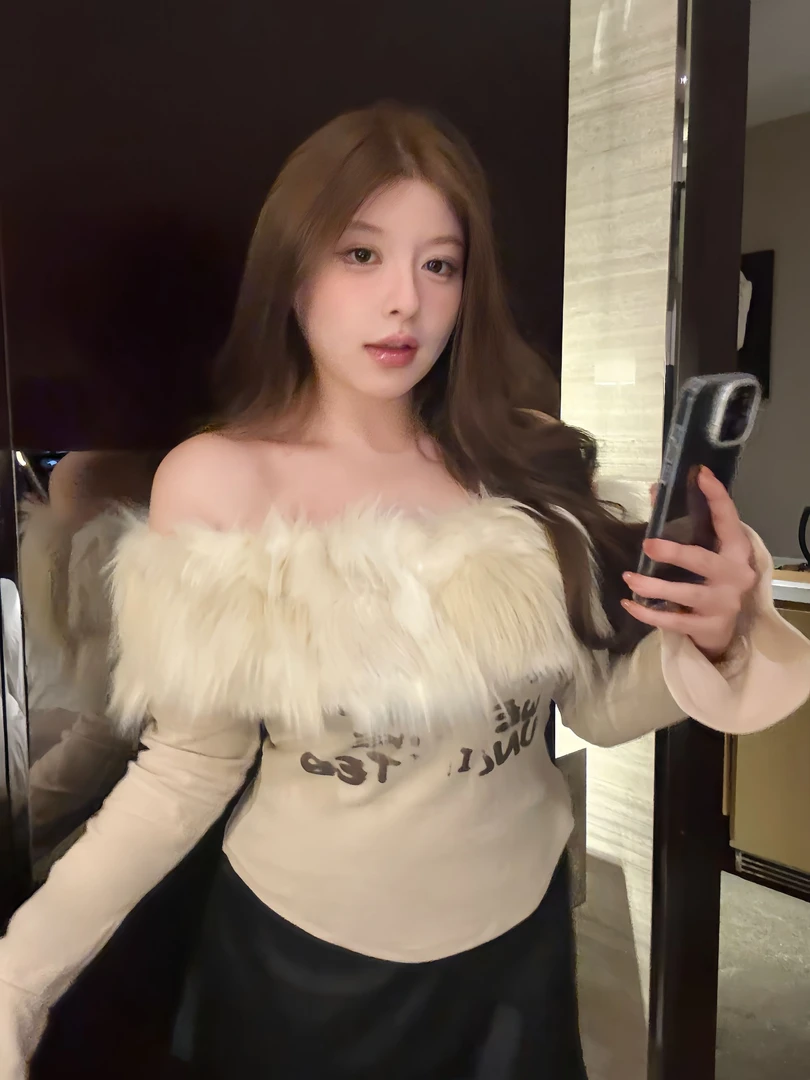 椿日栗  加绒一字肩毛毛拼接长袖冬季字母烧花收腰修身辣妹上衣