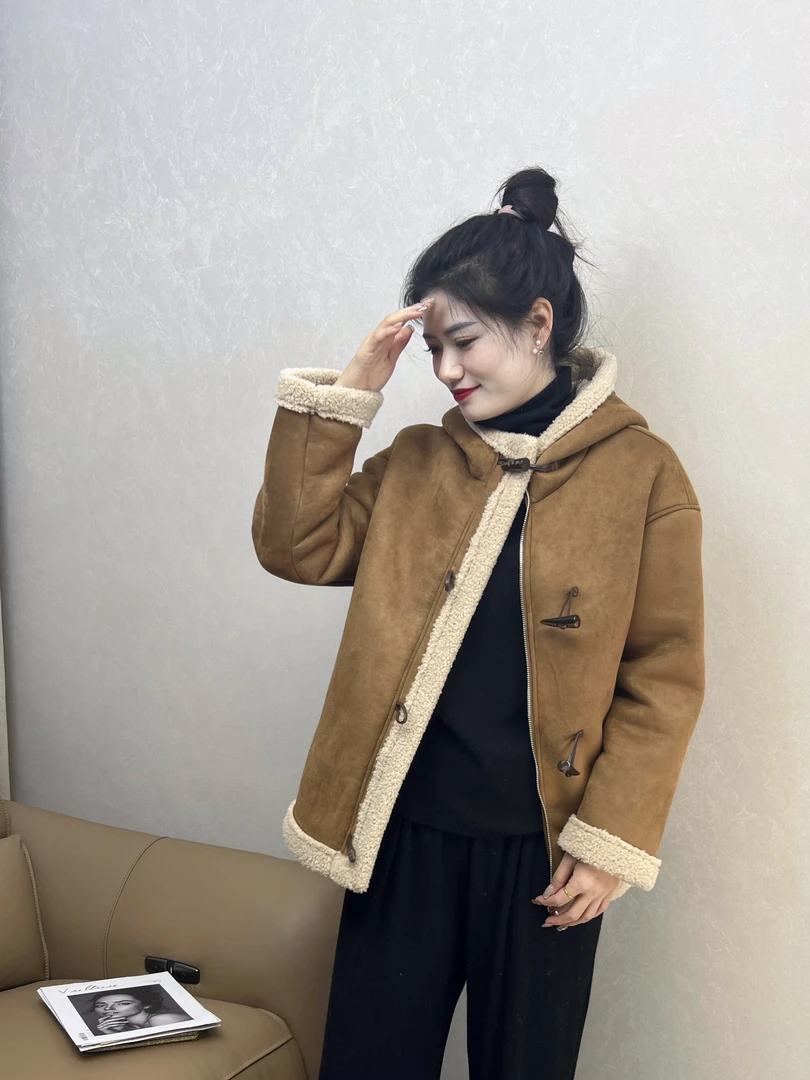 皮毛一体羊羔毛连帽拉链牛角扣百搭短款秋冬厚外套（2388）