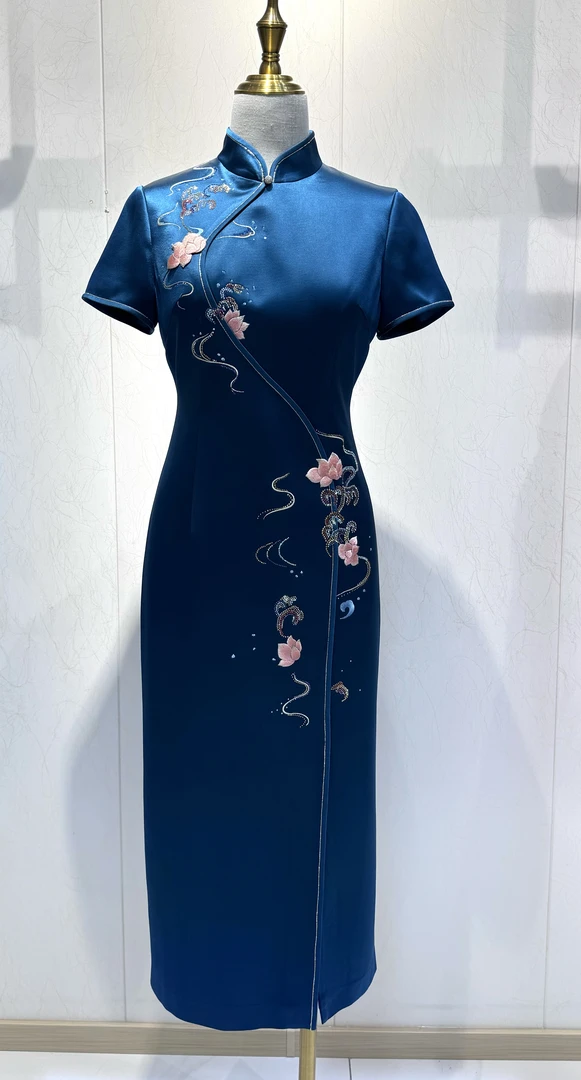 醋酸刺绣国风旗袍荷花纹水波纹