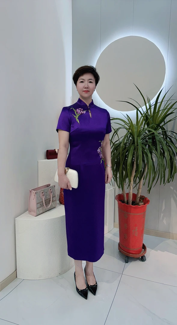 高贵纯洁气质的玉兰花刺绣旗袍裙