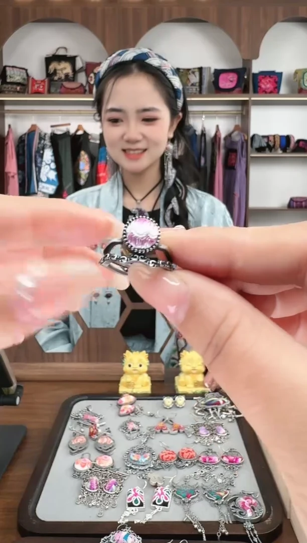 【闪购商品】织绣扶光苗族古绣120