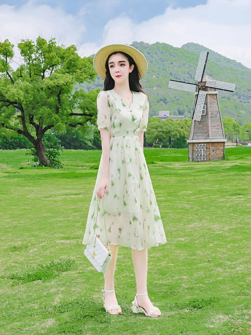 新中式旗袍绿色碎花连衣裙2025新款夏季V领盘扣修身显瘦雪纺裙子