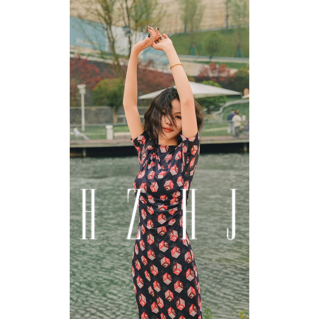 HZHJ新款原创  “魔方”   显瘦连衣裙侧打褶中袖花卉奢华秀款267